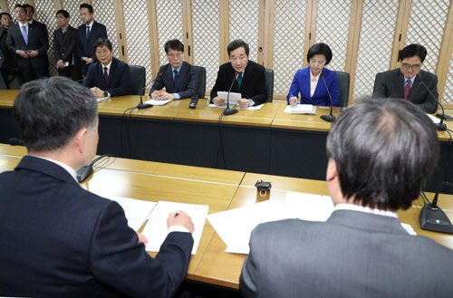 당정청은 29일 더불어민주당 당사에서 고위당정협의회를 열고 밀양 화재 참사 등 수습대책을 논의했다. /연합뉴스